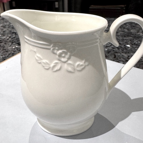 ✨ Stunning Vintage Villeroy & Boch White Bone China Pitcher – Embossed Floral”✨ - Picture 7 of 13